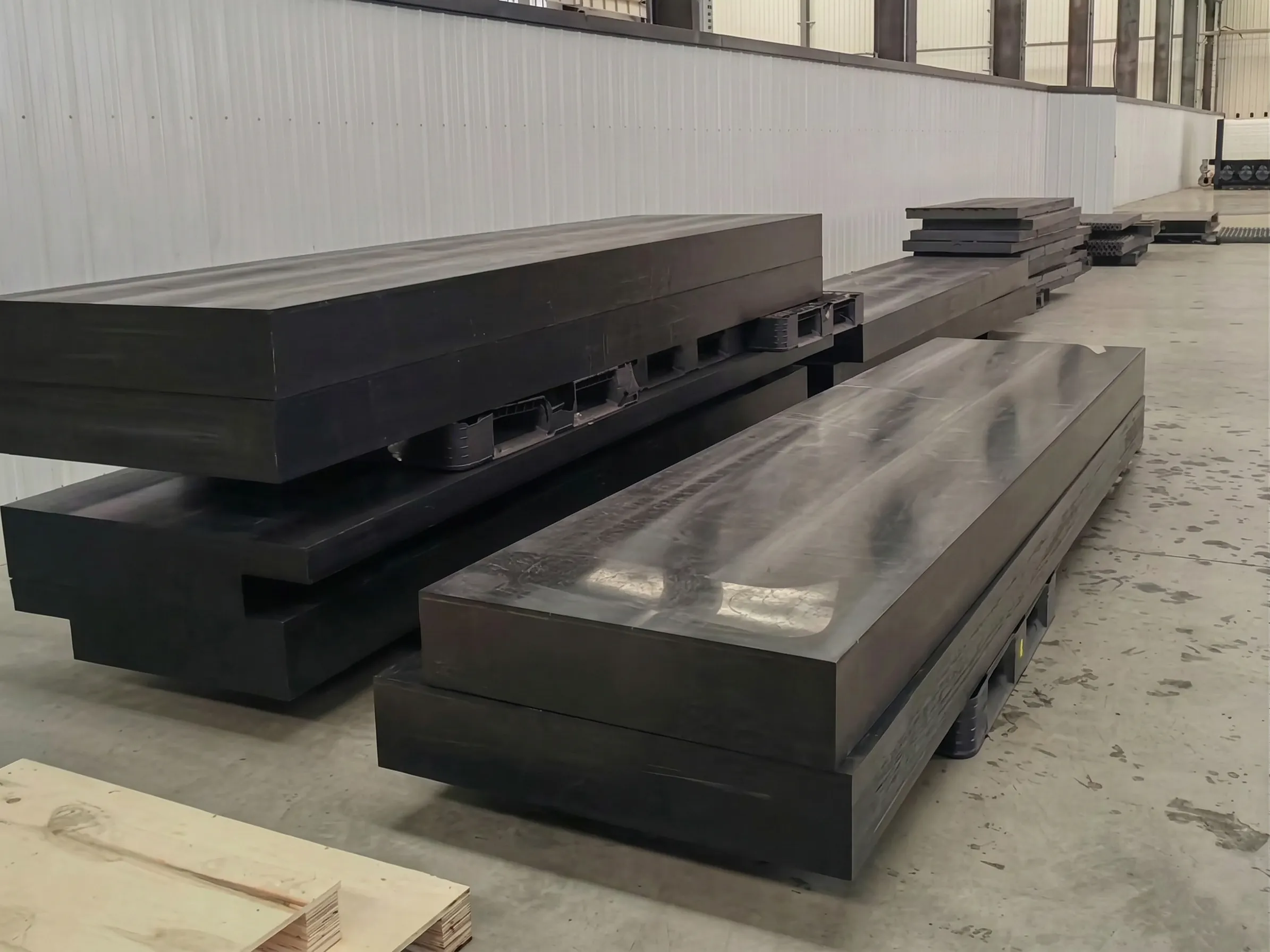 UHMWPE liner for chute application