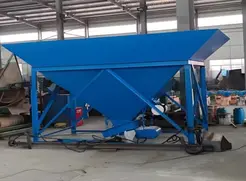 Screening plant hopper wear protection liner